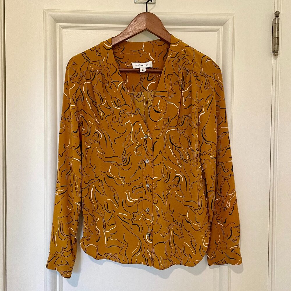 Amour Vert Women’s Kaya Silk V-Neck Blouse In Wild Horse Print - Picture 2 of 8